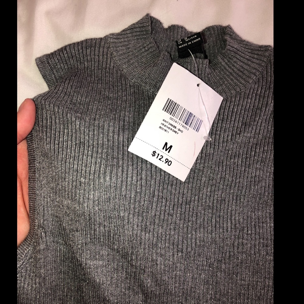 Tight sleeveless sweater dress !